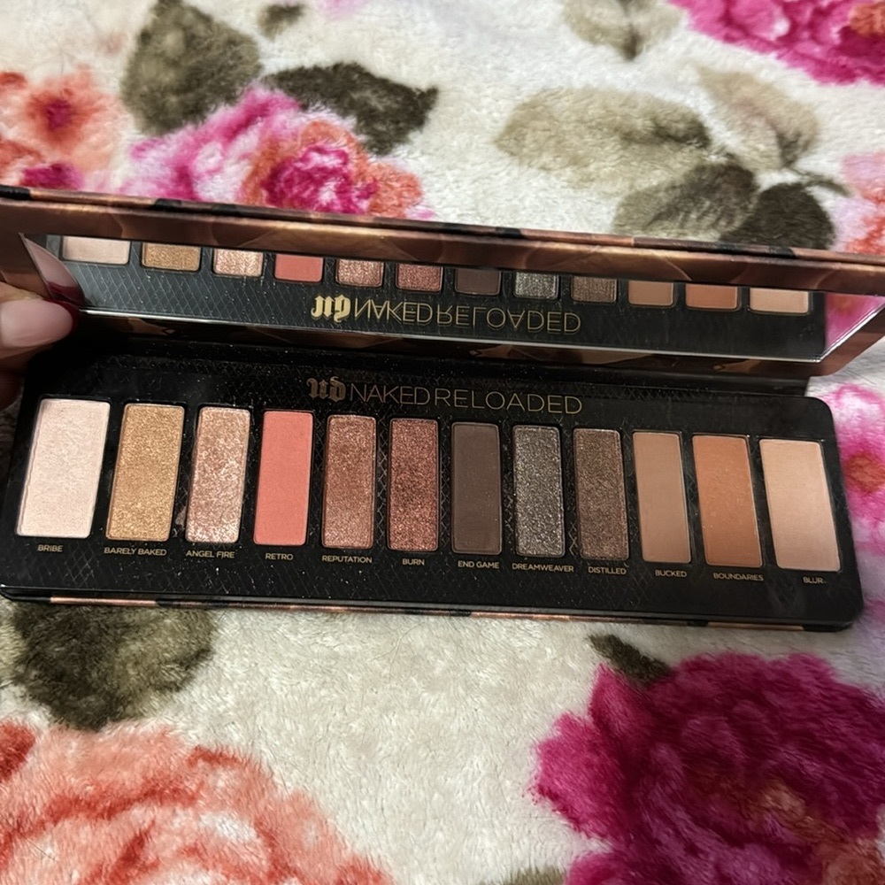 ✨Urban Decay Naked Reloaded palette ✨